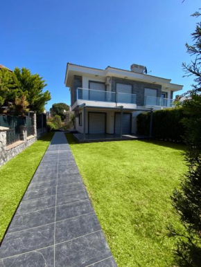 3- Bedroom Villa with Large Garden 600m to Beach, Çesme